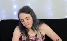 Naked amateur webcam girl fingering her pussy live on camera